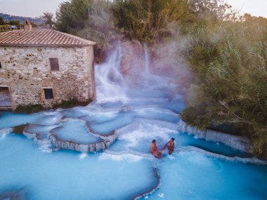 Toscane İtalya, Satürnia 'da şelaleli doğal kaplıca ve sıcak su kaplıcaları, Grosseto, Toskana, İtalya' da Satürn 'de doğal termal şelaleler manzarası