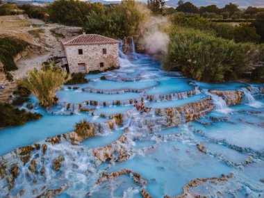 Toscane İtalya, Satürnia 'da şelaleli doğal kaplıca ve sıcak su kaplıcaları, Grosseto, Toskana, İtalya' da Satürn 'de doğal termal şelaleler manzarası