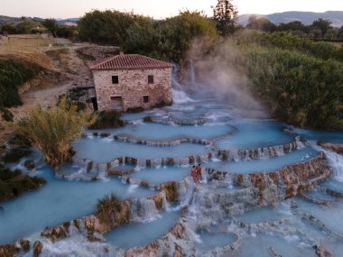 Toscane İtalya, Satürnia 'da şelaleli doğal kaplıca ve sıcak su kaplıcaları, Grosseto, Toskana, İtalya' da Satürn 'de doğal termal şelaleler manzarası