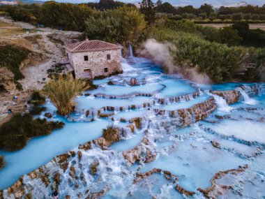 Toscane İtalya, Satürnia 'da şelaleli doğal kaplıca ve sıcak su kaplıcaları, Grosseto, Toskana, İtalya' da Satürn 'de doğal termal şelaleler manzarası