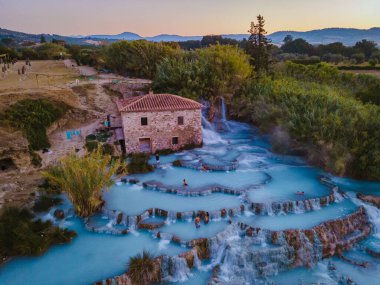 Toscane İtalya, Satürnia 'da şelaleli doğal kaplıca ve sıcak su kaplıcaları, Grosseto, Toskana, İtalya' da Satürn 'de doğal termal şelaleler manzarası