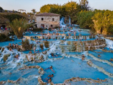 Toscane İtalya, Satürnia 'da şelaleli doğal kaplıca ve sıcak su kaplıcaları, Grosseto, Toskana, İtalya' da Satürn 'de doğal termal şelaleler manzarası