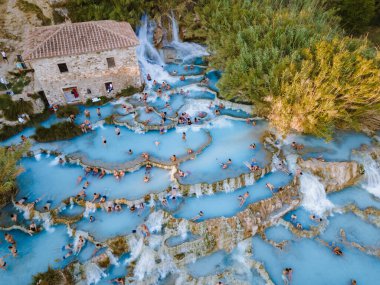 Toscane İtalya, Satürnia 'da şelaleli doğal kaplıca ve sıcak su kaplıcaları, Grosseto, Toskana, İtalya' da Satürn 'de doğal termal şelaleler manzarası