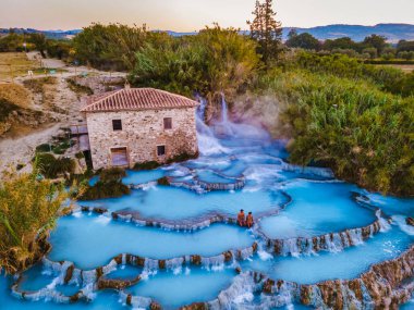 Toscane İtalya, Satürnia 'da şelaleli doğal kaplıca ve sıcak su kaplıcaları, Grosseto, Toskana, İtalya' da Satürn 'de doğal termal şelaleler manzarası