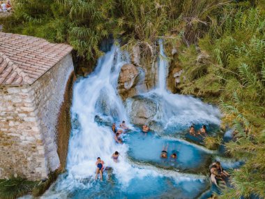 Toscane İtalya, Satürnia 'da şelaleli doğal kaplıca ve sıcak su kaplıcaları, Grosseto, Toskana, İtalya' da Satürn 'de doğal termal şelaleler manzarası
