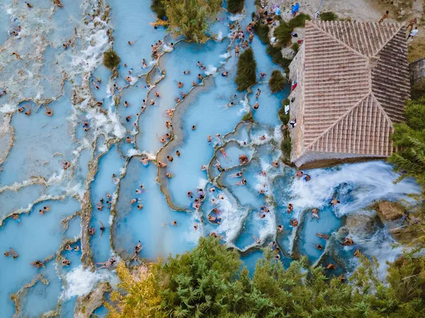 Toskanisches Italien, Naturbad mit Wasserfällen und heißen Quellen in den Thermalbädern von Saturnia, Grosseto, Toskana, Italien Luftaufnahme der natürlichen Thermalwasserfälle von Saturnia — Stockfoto