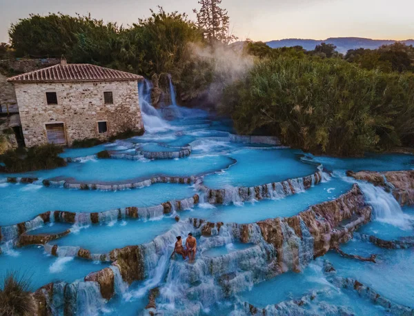 Toscane Italië, natuurlijke spa met watervallen en warmwaterbronnen in thermale baden van Saturnia, Grosseto, Toscane, Italië vanuit de lucht uitzicht op de natuurlijke thermale watervallen van Saturnia — Stockfoto