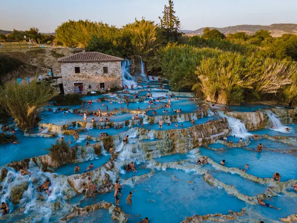 Toscane Italië, natuurlijke spa met watervallen en warmwaterbronnen in thermale baden van Saturnia, Grosseto, Toscane, Italië vanuit de lucht uitzicht op de natuurlijke thermale watervallen van Saturnia — Stockfoto