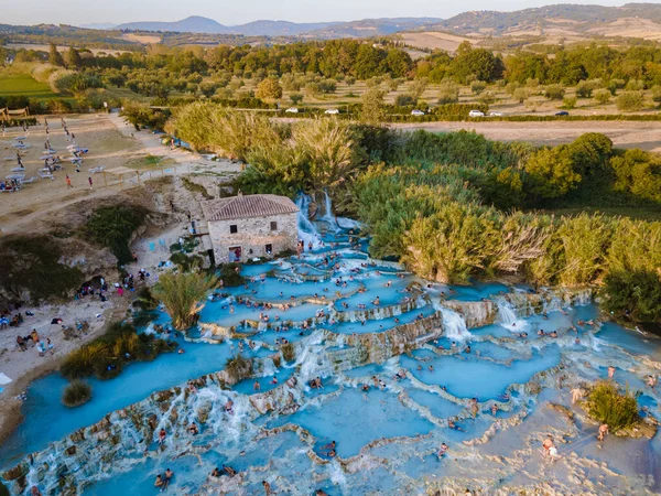 Toscane Italië, natuurlijke spa met watervallen en warmwaterbronnen in thermale baden van Saturnia, Grosseto, Toscane, Italië vanuit de lucht uitzicht op de natuurlijke thermale watervallen van Saturnia — Stockfoto