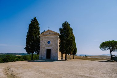 San Quirico dOrcia, İtalya Kilisesi Capella della Madonna di Vitaleta in Val d Orcia, Tuscany, Italy at Sunrise or Dawn in Mysterious First Light with Cypress Trees