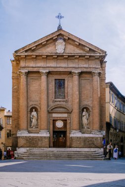 Siena Katedrali 'nin ünlü İtalyan Katedrali ve Gotik katedrali çarpıcı bir cephe ile doludur. Heykellerle doludur ve merkezde bronz bir güneş, Toskana, İtalya' da bulunan üç büyük kapı bulunur.