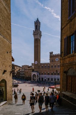 Siena Katedrali 'nin ünlü İtalyan Katedrali ve Gotik katedrali çarpıcı bir cephe ile doludur. Heykellerle doludur ve merkezde bronz bir güneş, Toskana, İtalya' da bulunan üç büyük kapı bulunur.
