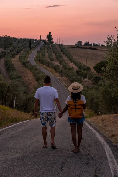 Coppia uomo e donna in vacanza in Toscana Italia, uomo e donna di mezza età in visita nella regione Toscana sulle colline dorate — Foto Stock