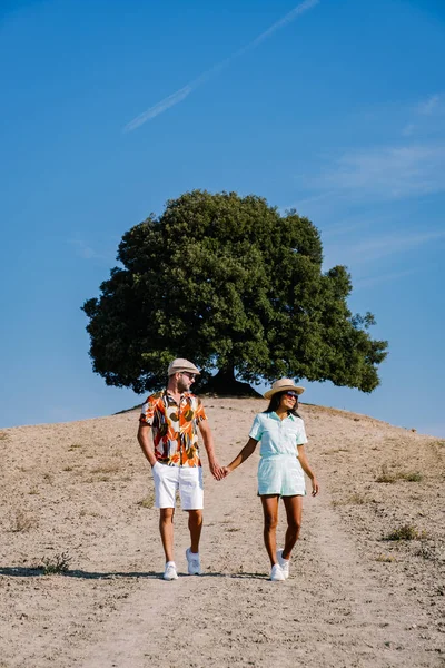 Casal homem e mulher de férias em Toscane Itália, homem e mulher de idade média visitar região da Toscana nas colinas douradas — Fotografia de Stock
