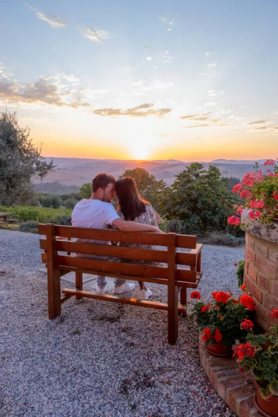 Paar im Urlaub in der Toskana Italien, Mann und Frau mittleren Alters besuchen Toskana Region auf den goldenen Hügeln — Stockfoto