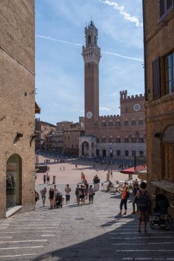 Siena Katedrali 'nin ünlü İtalyan Katedrali ve Gotik katedrali çarpıcı bir cephe ile doludur. Heykellerle doludur ve merkezde bronz bir güneş, Toskana, İtalya' da bulunan üç büyük kapı bulunur.