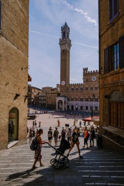 Siena Katedrali 'nin ünlü İtalyan Katedrali ve Gotik katedrali çarpıcı bir cephe ile doludur. Heykellerle doludur ve merkezde bronz bir güneş, Toskana, İtalya' da bulunan üç büyük kapı bulunur.