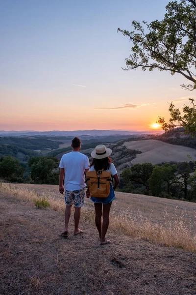 Coppia uomo e donna in vacanza in Toscana Italia, uomo e donna di mezza età in visita nella regione Toscana sulle colline dorate — Foto Stock