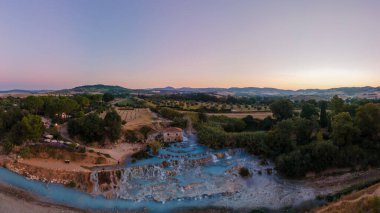 Toscane İtalya, Satürnia 'da şelaleli doğal kaplıca ve sıcak su kaplıcaları, Grosseto, Toskana, İtalya' da Satürn 'de doğal termal şelaleler manzarası