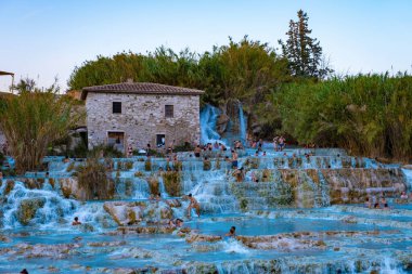 Toscane İtalya, Satürnia 'da şelaleli doğal kaplıca ve sıcak su kaplıcaları, Grosseto, Toskana, İtalya' da Satürn 'de doğal termal şelaleler manzarası