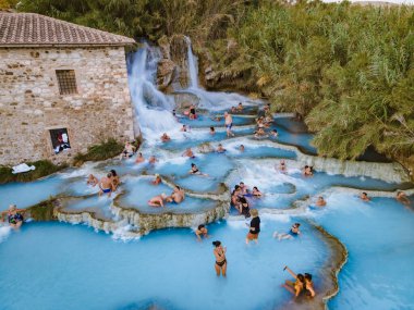 Toscane İtalya, Satürnia 'da şelaleli doğal kaplıca ve sıcak su kaplıcaları, Grosseto, Toskana, İtalya' da Satürn 'de doğal termal şelaleler manzarası
