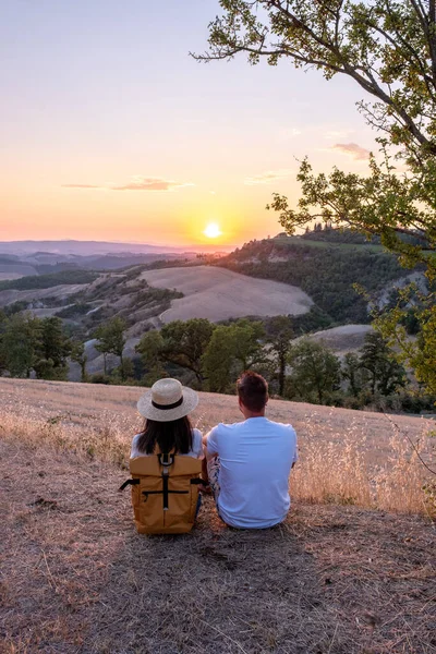 Pár muž a žena na dovolené v Toskánsku Itálie, muž a žena středního věku na návštěvě Toskánska na zlatých kopcích — Stock fotografie