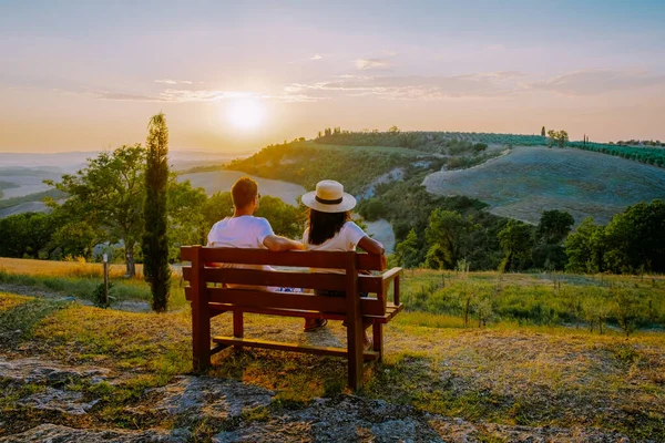 Toscana, Creta Senesi paisaje de atardecer rural. Finca rural, cipreses, campo verde, luz solar y nubes. Italia, Europa, Paisaje rural de verano con carretera curva en Toscana, Italia, Europa — Foto de Stock