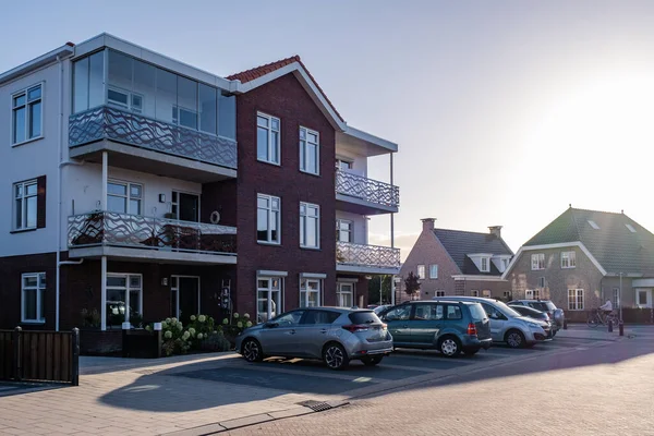 Zone néerlandaise de banlieue avec des maisons familiales modernes, nouvellement construire des maisons familiales modernes aux Pays-Bas, maison familiale hollandaise, immeuble d'appartements. Pays Bas — Photo