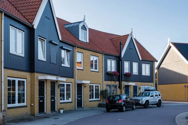 Голландская пригородная зона с современными семейными домами, недавно построенными современными семейными домами в Нидерландах, дачными семейными домами, многоквартирными домами. Нидерланды — стоковое фото