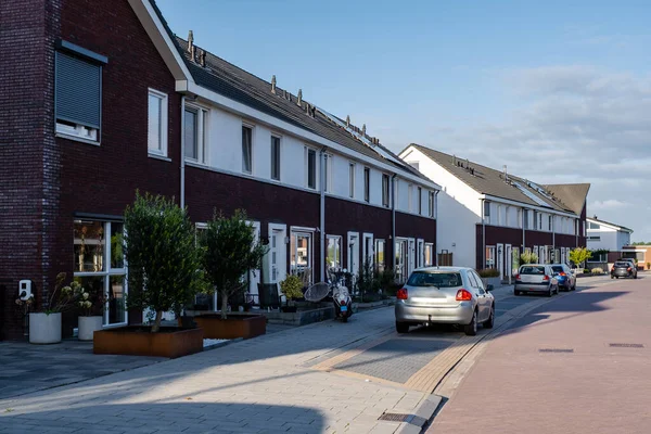 Modern aile evleri olan Hollanda Suburban bölgesi, Hollanda 'da yeni inşa edilmiş modern aile evleri, Hollanda aile evi, apartman dairesi. Hollanda
