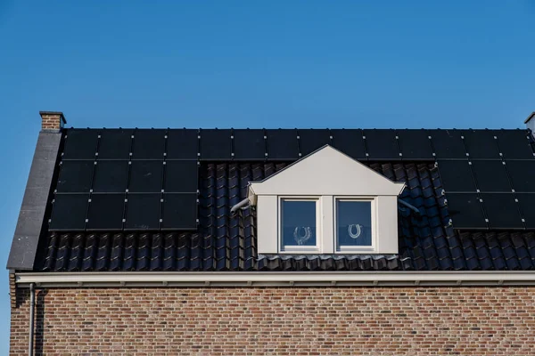 Güneşli bir gökyüzüne bağlı güneş panelleri olan yeni evler inşa edin. Siyah güneş panelleri olan yeni binaları kapatın. Zonnepanelen, Zonne enerjisi, Çevirisi: Güneş paneli, Güneş Enerjisi