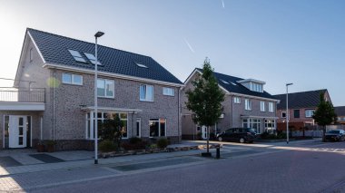 Modern aile evleri olan Hollanda Suburban bölgesi, Hollanda 'da yeni inşa edilmiş modern aile evleri, Hollanda aile evi, apartman dairesi. Hollanda
