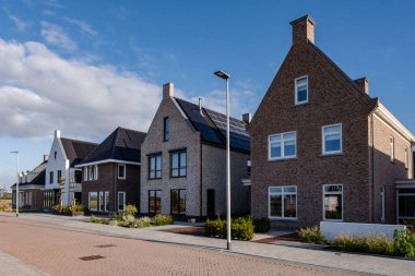 Modern aile evleri olan Hollanda Suburban bölgesi, Hollanda 'da yeni inşa edilmiş modern aile evleri, Hollanda aile evi, apartman dairesi. Hollanda