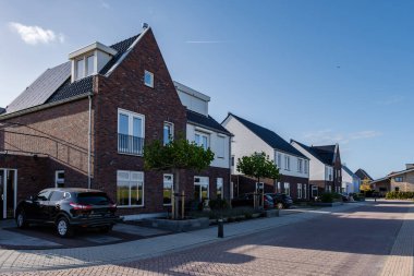 Modern aile evleri olan Hollanda Suburban bölgesi, Hollanda 'da yeni inşa edilmiş modern aile evleri, Hollanda aile evi, apartman dairesi. Hollanda