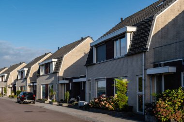 Modern aile evleri olan Hollanda Suburban bölgesi, Hollanda 'da yeni inşa edilmiş modern aile evleri, Hollanda aile evi, apartman dairesi. Hollanda