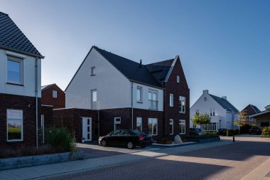 Modern aile evleri olan Hollanda Suburban bölgesi, Hollanda 'da yeni inşa edilmiş modern aile evleri, Hollanda aile evi, apartman dairesi. Hollanda
