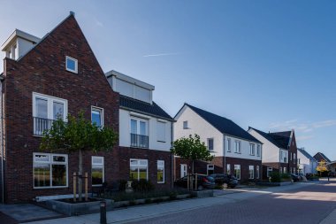 Modern aile evleri olan Hollanda Suburban bölgesi, Hollanda 'da yeni inşa edilmiş modern aile evleri, Hollanda aile evi, apartman dairesi. Hollanda