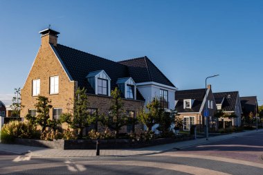 Modern aile evleri olan Hollanda Suburban bölgesi, Hollanda 'da yeni inşa edilmiş modern aile evleri, Hollanda aile evi, apartman dairesi. Hollanda
