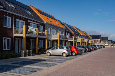 Modern aile evleri olan Hollanda Suburban bölgesi, Hollanda 'da yeni inşa edilmiş modern aile evleri, Hollanda aile evi, apartman dairesi. Hollanda