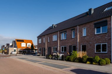 Modern aile evleri olan Hollanda Suburban bölgesi, Hollanda 'da yeni inşa edilmiş modern aile evleri, Hollanda aile evi, apartman dairesi. Hollanda
