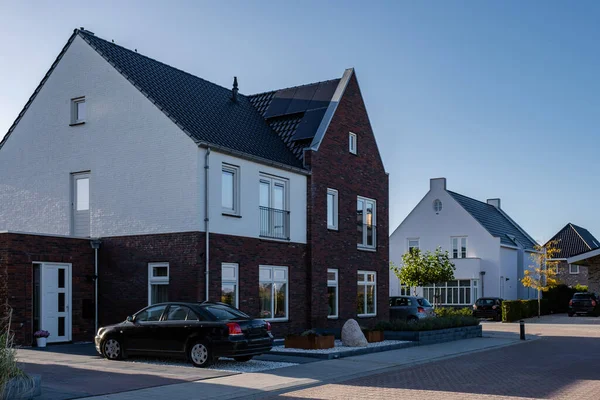 Nederlandse Voorstad met moderne gezinswoningen, nieuwbouw moderne gezinswoningen in Nederland, nederlandse familiewoning, appartementenhuis. Nederland — Stockfoto