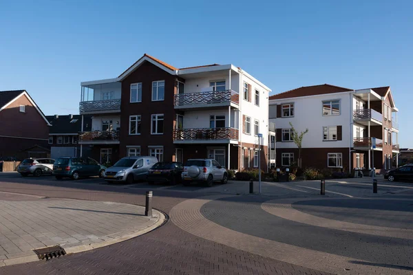 Zone néerlandaise de banlieue avec des maisons familiales modernes, nouvellement construire des maisons familiales modernes aux Pays-Bas, maison familiale hollandaise, immeuble d'appartements. Pays Bas — Photo
