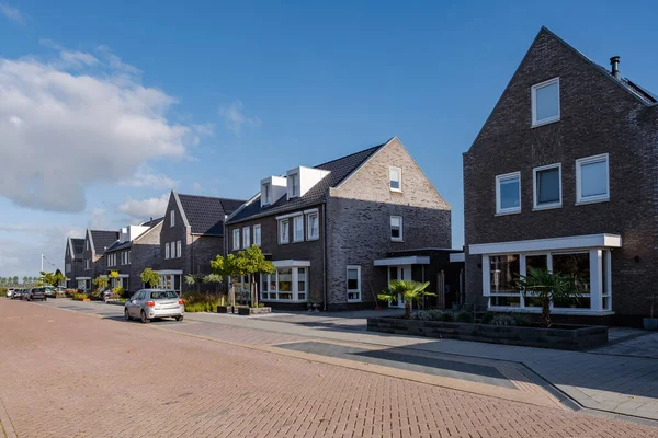 Modern aile evleri olan Hollanda Suburban bölgesi, Hollanda 'da yeni inşa edilmiş modern aile evleri, Hollanda aile evi, apartman dairesi. Hollanda — Stok fotoğraf