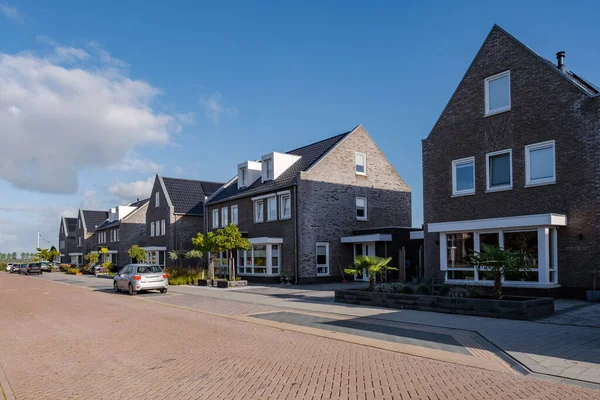 Nederlandse Voorstad met moderne gezinswoningen, nieuwbouw moderne gezinswoningen in Nederland, nederlandse familiewoning, appartementenhuis. Nederland — Stockfoto