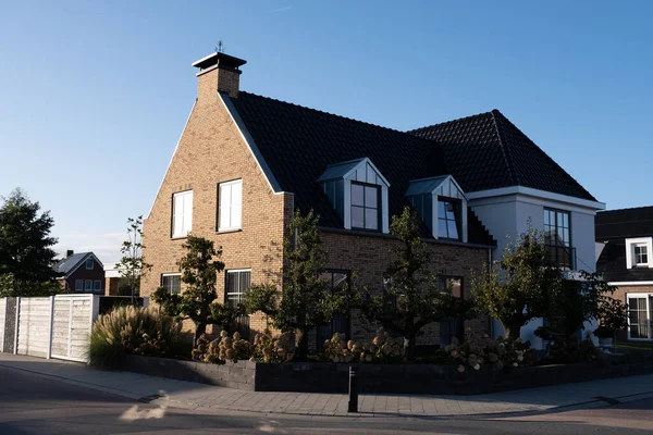 Nederländska Förortsområde med moderna familjehus, nybyggda moderna familjehem i Nederländerna, holländska familjehus, lägenhetshus. Nederländerna — Stockfoto
