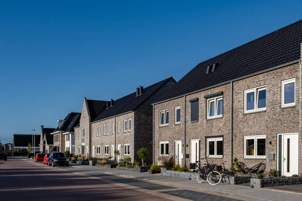 Modern aile evleri olan Hollanda Suburban bölgesi, Hollanda 'da yeni inşa edilmiş modern aile evleri, Hollanda aile evi, apartman dairesi. Hollanda