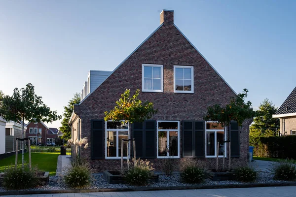 荷兰郊区拥有现代化的家庭住宅，在荷兰新建了现代化的家庭住宅，杜奇家庭住宅，公寓住宅。荷兰 — 图库照片