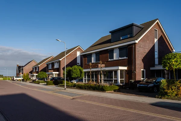 Nizozemská příměstská oblast s moderními rodinnými domy, novostavba moderních rodinných domů v Nizozemsku, holandský rodinný dům, bytový dům. Nizozemsko — Stock fotografie