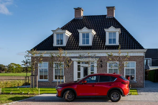 Niederländische Vorstadt mit modernen Einfamilienhäusern, neu gebauten modernen Einfamilienhäusern in den Niederlanden, holländischem Einfamilienhaus, Mehrfamilienhaus. Niederlande — Stockfoto