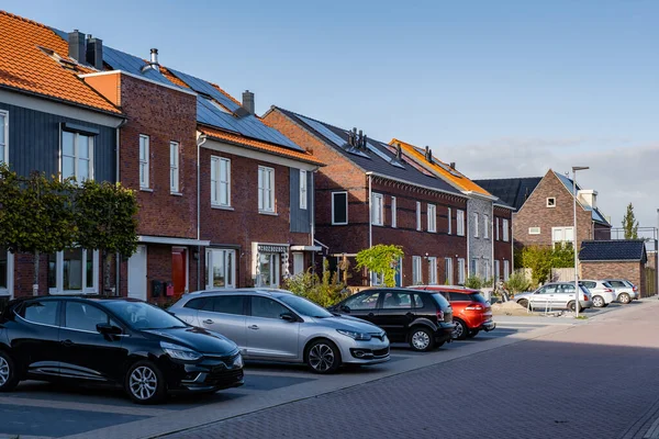 Nieuwbouw huizen met zonnepanelen op het dak tegen een zonnige hemel Close-up van nieuw gebouw met zwarte zonnepanelen. Zonnepanelen, Zonne energie, Vertaling: Zonnepaneel, Zonneenergie — Stockfoto